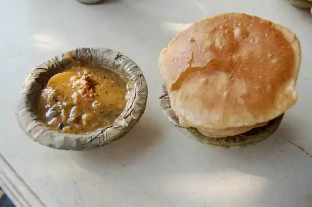 Aloo_Puri,_typical_morning_snack,_Varanasi